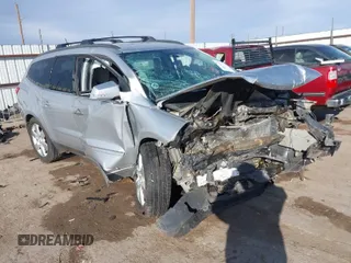 2012 Chevrolet Traverse LTZ z VIN 1GNKRLEDXCJ340998, wystawiony jako IAAI lot #41615810 z przebiegiem 235 424 mil mil oraz . Historia ofert i sprzedaży dostępna na DreamBid. Obrazek 1.
