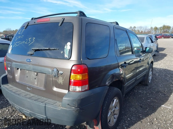 2007 Ford Escape XLT with VIN 1FMYU93157KA19086, listed as a IAAI auction lot 41301417 with 999,999 mi miles. Bid and sale history available at carsss.com. Image 4.