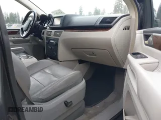 2011 Volkswagen Routan z VIN 2V4RW6DG5BR738696, wystawiony jako IAAI lot #42513978 z przebiegiem 180 933 mil mil oraz . Historia ofert i sprzedaży dostępna na DreamBid. Obrazek 5.