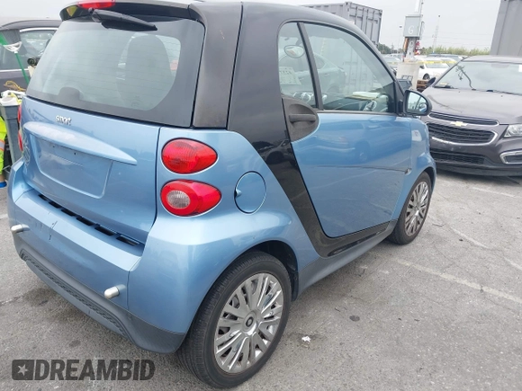 2013 Smart fortwo Pure z VIN WMEEJ3BA9DK645638, wystawiony jako IAAI lot #42371405 z przebiegiem 37 293 mil mil oraz . Historia ofert i sprzedaży dostępna na DreamBid. Obrazek 4.