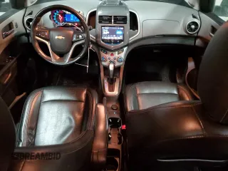 2014 Chevrolet Sonic LTZ z VIN 1G1JE6SB8E4233382, wystawiony jako Copart lot #48941115 z przebiegiem 95 876 mil mil oraz Szkoda całkowita • Salvage title. Historia ofert i sprzedaży dostępna na DreamBid. Obrazek 8.