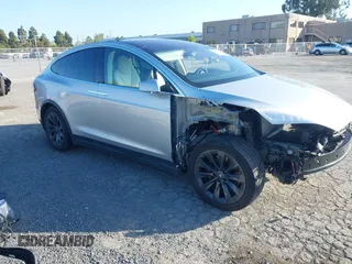 2017 Tesla Model X 90D z VIN 5YJXCAE25HF077689, wystawiony jako IAAI lot #42138029 z przebiegiem 71 574 mil mil oraz . Historia ofert i sprzedaży dostępna na DreamBid. Obrazek 1.