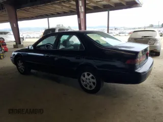 1998 Toyota Camry LE z VIN JT2BF28KXW0141801, wystawiony jako Copart lot #48014915 z przebiegiem 189 656 mil mil oraz Czysty tytuł • Clean title. Historia ofert i sprzedaży dostępna na DreamBid. Obrazek 2.