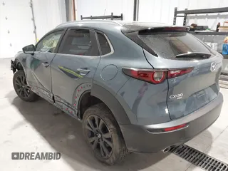 2025 Mazda CX-30 S Carbon Edition z VIN 3MVDMBCM7SM783008, wystawiony jako IAAI lot #42033197 z przebiegiem 5 047 mil mil oraz . Historia ofert i sprzedaży dostępna na DreamBid. Obrazek 3.