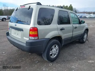 2004 Ford Escape XLT with VIN 1FMYU93184KB61332, listed as a IAAI auction lot 42024633 with 252,972 mi miles. Bid and sale history available at carsss.com. Image 4.