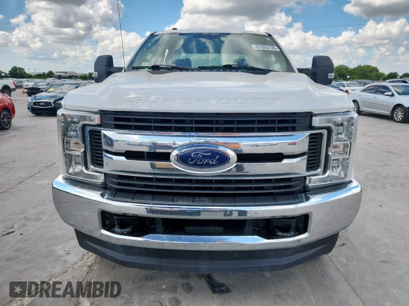 2018 Ford F-250 XL z VIN 1FT7W2B64JEC61730, wystawiony jako Copart lot #61922135 z przebiegiem 176 035 mil mil oraz Szkoda całkowita • Salvage title. Historia ofert i sprzedaży dostępna na DreamBid. Obrazek 5.
