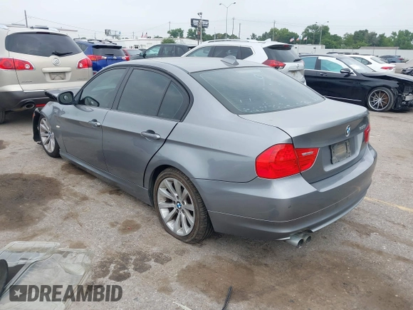 2011 BMW 3 Series 328i z VIN WBAPH7G52BNM56764, wystawiony jako IAAI lot #42325651 z przebiegiem 202 123 mil mil oraz . Historia ofert i sprzedaży dostępna na DreamBid. Obrazek 3.