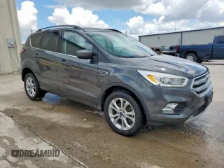 2017 Ford Escape SE z VIN 1FMCU9G91HUE17654, wystawiony jako Copart lot #56173175 z przebiegiem 97 678 mil mil oraz Czysty tytuł • Clean title. Historia ofert i sprzedaży dostępna na DreamBid. Obrazek 4.