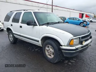 1997 Chevrolet Blazer LS z VIN 1GNDT13W6VK189352, wystawiony jako IAAI lot #40867780 z przebiegiem 170 552 mil mil oraz . Historia ofert i sprzedaży dostępna na DreamBid. Obrazek 1.