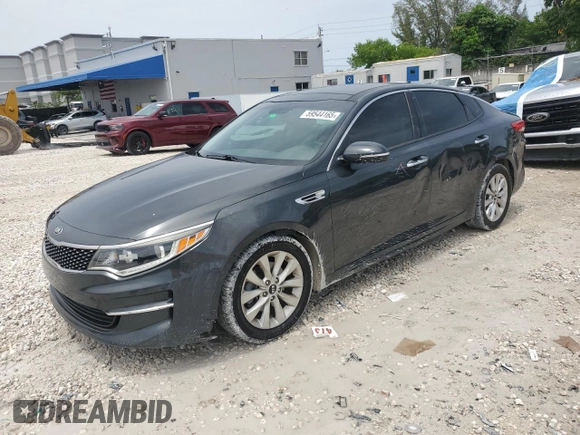 2016 Kia Optima EX z VIN 5XXGU4L32GG006195, wystawiony jako Copart lot #59544165 z przebiegiem 70 116 mil mil oraz Szkoda całkowita • Salvage title. Historia ofert i sprzedaży dostępna na DreamBid. Obrazek 1.