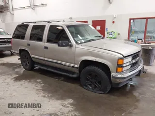 1998 Chevrolet Tahoe z VIN 1GNEK13R1WJ332510, wystawiony jako IAAI lot #42315957 z przebiegiem 191 624 mil mil oraz . Historia ofert i sprzedaży dostępna na DreamBid. Obrazek 1.