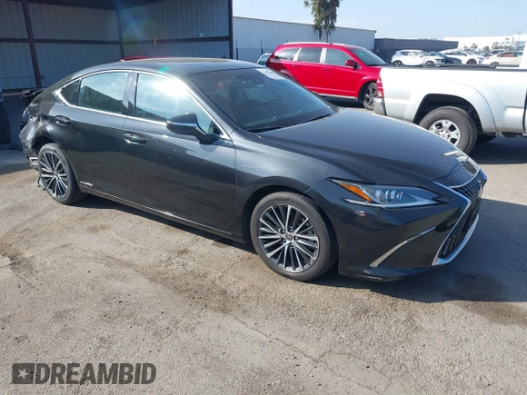 2022 Lexus ES 300h z VIN 58ADA1C18NU013723, wystawiony jako IAAI lot #41642214 z przebiegiem 221 947 mil mil oraz . Historia ofert i sprzedaży dostępna na DreamBid. Obrazek 1.