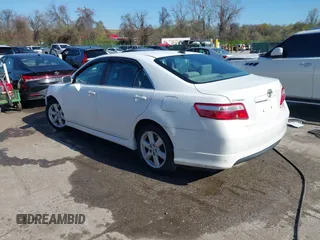 2008 Toyota Camry LE z VIN 4T1BE46K48U775136, wystawiony jako IAAI lot #41990667 z przebiegiem 214 129 mil mil oraz . Historia ofert i sprzedaży dostępna na DreamBid. Obrazek 3.