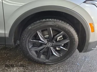 2024 Volkswagen Tiguan SE с VIN 3VV3B7AX9RM106728, выставлен на аукционе IAAI как лот 42845194 с пробегом 23 946 миль миль и . История ставок и продаж доступна на DreamBid. Изображение 29.