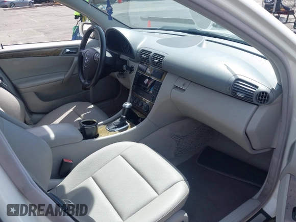 2007 Mercedes-Benz C 230 Sport z VIN WDBRF52H77F918808, wystawiony jako IAAI lot #41939637 z przebiegiem 137 538 mil mil oraz . Historia ofert i sprzedaży dostępna na DreamBid. Obrazek 5.