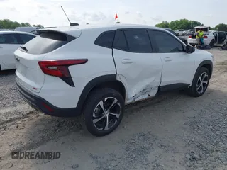 2024 Chevrolet Trax 1RS z VIN KL77LGE28RC154408, wystawiony jako IAAI lot #42105647 z przebiegiem 17 913 mil mil oraz . Historia ofert i sprzedaży dostępna na DreamBid. Obrazek 4.