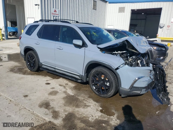 2025 Honda Pilot Touring with VIN 5FNYG2H76SB008958, listed as a Copart auction lot 84707044 with 4,318 mi miles and Salvage Title. Bid and sale history available at carsss.com. Image 4.