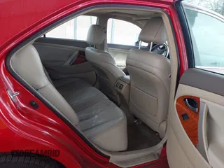 2008 Toyota Camry LE z VIN 4T1BK46KX8U054702, wystawiony jako IAAI lot #42116221 z przebiegiem 137 644 mil mil oraz . Historia ofert i sprzedaży dostępna na DreamBid. Obrazek 8.