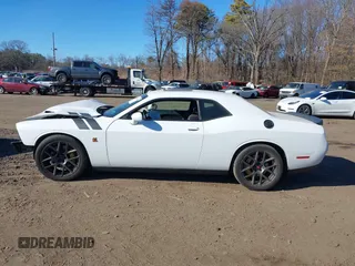 2019 Dodge Challenger R/T Scat Pack z VIN 2C3CDZFJ8KH662417, wystawiony jako IAAI lot #41880921 z przebiegiem 40 314 mil mil oraz . Historia ofert i sprzedaży dostępna na DreamBid. Obrazek 14.