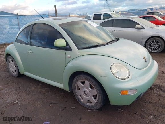 2000 Volkswagen New Beetle GLX with VIN 3VWDD21CXYM463506, listed as a IAAI auction lot 41073675 with 138,980 mi miles. Bid and sale history available at carsss.com. Image 1.