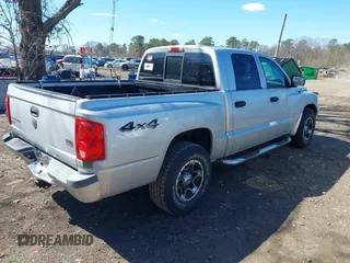 2006 Dodge Dakota SLT z VIN 1D7HW48N76S507358, wystawiony jako IAAI lot #41876899 z przebiegiem 131 880 mil mil oraz . Historia ofert i sprzedaży dostępna na DreamBid. Obrazek 4.