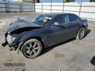 2007 Chrysler 300 Touring z VIN 2C3KA53G87H743396, wystawiony jako Copart lot #59053915 z przebiegiem Nie podano mil oraz Szkoda całkowita • Salvage title. Historia ofert i sprzedaży dostępna na DreamBid. Obrazek 1.
