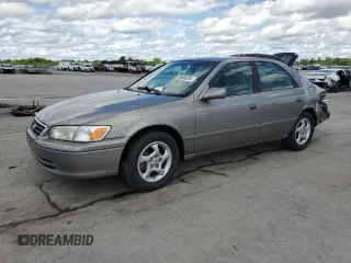 2000 Toyota Camry CE z VIN 4T1BG22KXYU639808, wystawiony jako Copart lot #56606985 z przebiegiem 119 678 mil mil oraz Szkoda całkowita • Salvage title. Historia ofert i sprzedaży dostępna na DreamBid. Obrazek 1.