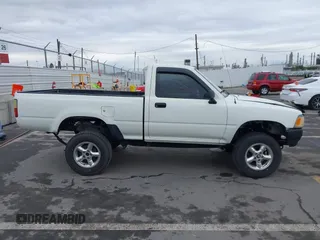 1992 Toyota Pickup z VIN 4TARN81A0NZ008256, wystawiony jako IAAI lot #41766264 z przebiegiem 278 220 mil mil oraz . Historia ofert i sprzedaży dostępna na DreamBid. Obrazek 13.