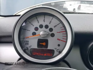 2010 MINI Hardtop z VIN WMWMF3C5XATZ26038, wystawiony jako IAAI lot #42851812 z przebiegiem 150 000 mil mil oraz . Historia ofert i sprzedaży dostępna na DreamBid. Obrazek 7.