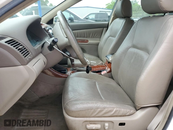 2004 Toyota Camry LE z VIN JTDBE32K440281087, wystawiony jako Copart lot #60486995 z przebiegiem 229 856 mil mil oraz Czysty tytuł • Clean title. Historia ofert i sprzedaży dostępna na DreamBid. Obrazek 8.