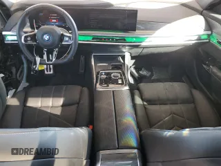 2024 BMW i7 eDrive50 z VIN WBY43EJ06RCR45999, wystawiony jako Copart lot #77538844 z przebiegiem 5756 mil mil oraz Szkody całkowita. Historia ofert i sprzedaży dostępna na DreamBid. Obrazek 8.