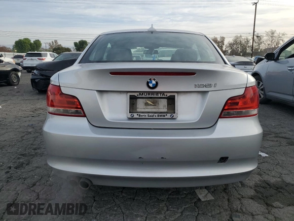 2013 BMW 1 Series 128i z VIN WBAUP9C56DVS95894, wystawiony jako Copart lot #85974744 z przebiegiem 119 033 mil mil oraz Czysty tytuł • Clean title. Historia ofert i sprzedaży dostępna na DreamBid. Obrazek 6.