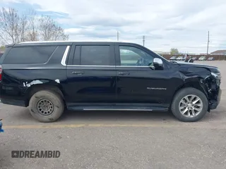 2023 Chevrolet Suburban Premier z VIN 1GNSKFKD3PR472907, wystawiony jako IAAI lot #41993577 z przebiegiem 33 653 mil mil oraz . Historia ofert i sprzedaży dostępna na DreamBid. Obrazek 13.