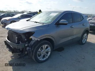2023 Buick Encore GX Preferred z VIN KL4MMCSL5PB154372, wystawiony jako IAAI lot #42039929 z przebiegiem 38 473 mil mil oraz . Historia ofert i sprzedaży dostępna na DreamBid. Obrazek 2.