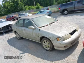 1999 Nissan Sentra XE z VIN 1N4AB41D0XC708500, wystawiony jako IAAI lot #42434474 z przebiegiem 121 119 mil mil oraz . Historia ofert i sprzedaży dostępna na DreamBid. Obrazek 1.
