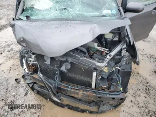 2018 Toyota Sienna LE z VIN 5TDJZ3DC6JS199103, wystawiony jako Copart lot #57821175 z przebiegiem Nie podano mil oraz Szkoda całkowita • Salvage title. Historia ofert i sprzedaży dostępna na DreamBid. Obrazek 12.
