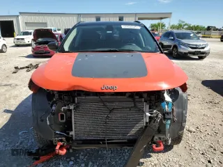 2020 Jeep Compass Trailhawk z VIN 3C4NJDDB2LT108889, wystawiony jako Copart lot #57434325 z przebiegiem 48 297 mil mil oraz Szkoda całkowita • Salvage title. Historia ofert i sprzedaży dostępna na DreamBid. Obrazek 5.