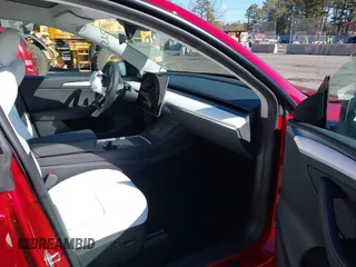 2024 Tesla Model Y z VIN 7SAYGDED4RF161518, wystawiony jako IAAI lot #41682252 z przebiegiem 6 844 mil mil oraz . Historia ofert i sprzedaży dostępna na DreamBid. Obrazek 5.