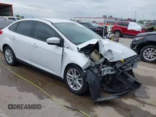 2018 Ford Focus SE z VIN 1FADP3F21JL257262, wystawiony jako IAAI lot #42174952 z przebiegiem 138 872 mil mil oraz . Historia ofert i sprzedaży dostępna na DreamBid. Obrazek 1.