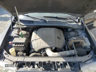 2005 Chrysler 300 C z VIN 2C3JA63H55H520689, wystawiony jako Copart lot #58623655 z przebiegiem 92 513 mil mil oraz Czysty tytuł • Clean title. Historia ofert i sprzedaży dostępna na DreamBid. Obrazek 11.