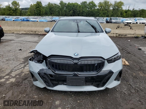 2024 BMW i5 eDrive40 z VIN WBY33FK03RCR20106, wystawiony jako Copart lot #68388554 z przebiegiem Nie podano mil oraz Szkody całkowita. Historia ofert i sprzedaży dostępna na DreamBid. Obrazek 5.