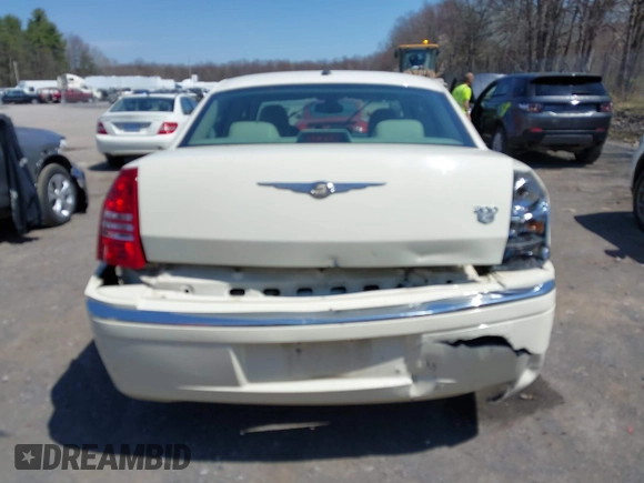2007 Chrysler 300 C with VIN 2C3KA63H87H897640, listed as a IAAI auction lot 42098669 with 87,801 mi miles. Bid and sale history available at carsss.com. Image 6.