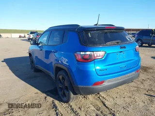 2021 Jeep Compass Latitude z VIN 3C4NJDBB7MT592742, wystawiony jako IAAI lot #41677701 z przebiegiem 84 428 mil mil oraz . Historia ofert i sprzedaży dostępna na DreamBid. Obrazek 3.