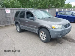 2006 Ford Escape XLT z VIN 1FMYU93186KC72272, wystawiony jako IAAI lot #42586716 z przebiegiem 184 633 mil mil oraz . Historia ofert i sprzedaży dostępna na DreamBid. Obrazek 1.