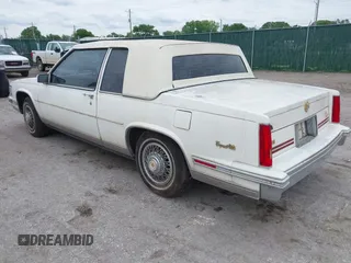 1988 Cadillac DeVille z VIN 1G6CD1156J4269375, wystawiony jako IAAI lot #42203004 z przebiegiem 154 782 mil mil oraz . Historia ofert i sprzedaży dostępna na DreamBid. Obrazek 3.