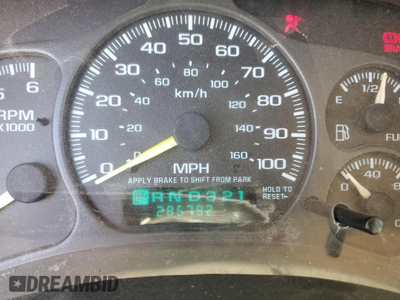 2002 GMC Yukon XL SLT z VIN 1GKFK16ZX2J232476, wystawiony jako Copart lot #50203045 z przebiegiem 285 792 mil mil oraz Szkody całkowita. Historia ofert i sprzedaży dostępna na DreamBid. Obrazek 9.