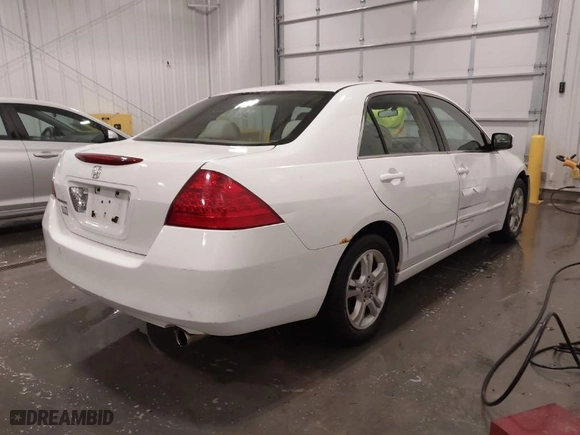 2007 Honda Accord Sdn LX SE with VIN 1HGCM56327A029926, listed as a IAAI auction lot 41974747 with 172,572 mi miles. Bid and sale history available at carsss.com. Image 4.