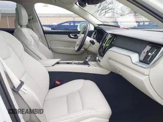 2018 Volvo XC60 Momentum z VIN YV4102RK6J1008472, wystawiony jako IAAI lot #41789008 z przebiegiem 64 123 mil mil oraz . Historia ofert i sprzedaży dostępna na DreamBid. Obrazek 5.