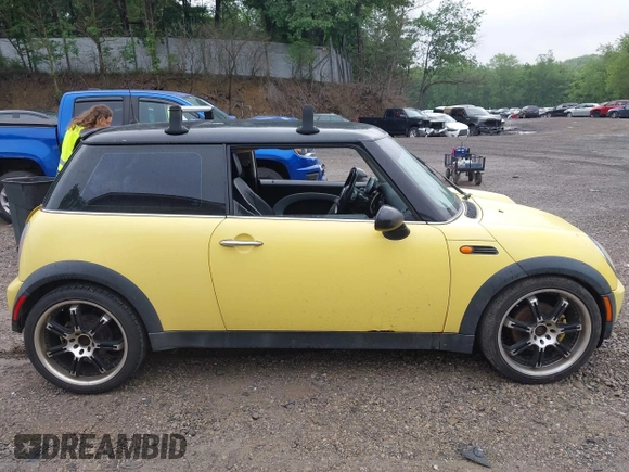 2002 MINI Hardtop with VIN WMWRC33472TC33275, listed as a IAAI auction lot 42537323 with 173,611 mi miles and . Bid and sale history available at DreamBid. Image 14.