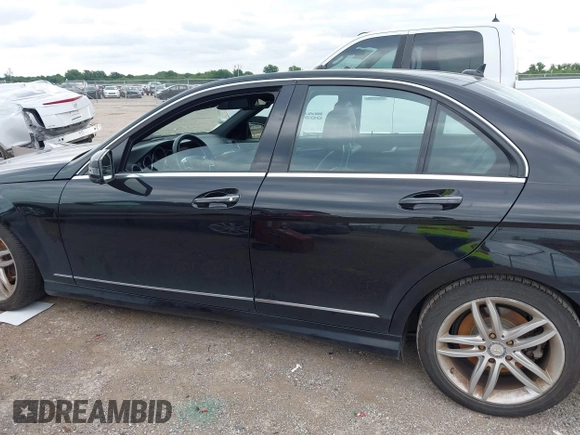 2012 Mercedes-Benz C 300 Sport z VIN WDDGF8BB9CR208314, wystawiony jako IAAI lot #42489087 z przebiegiem 117 601 mil mil oraz . Historia ofert i sprzedaży dostępna na DreamBid. Obrazek 14.